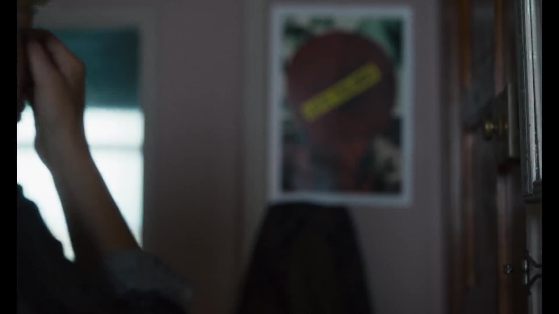 Clip: Elliott impara ad allacciarsi le scarpe